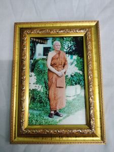 รูปภาพหลวงพ่อจรัญ พร้อมใส่กรอบสีทอง ขนาด4*6นิ้ว แขวนได้ตั้งได้ พร้อมบูชา