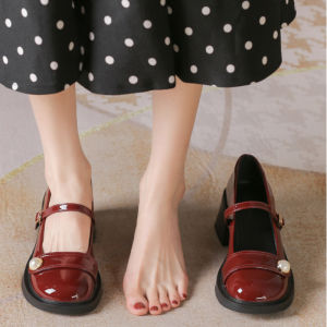 ✨CADIAES✨รองเท้าแมรี่เจน สตรี ใหม่ รองเท้าส้นสูงสีแดง ส้นหนา ประดับมุก สูง 6 ซม. เดินสบาย ราคาส่ง