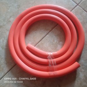 selang buat kompor gas merek apa saja...... dengan warna oranye terbuat dari bahan karet yang kuat.
