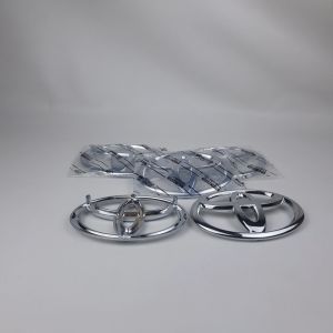 Toyota Emblem Logo Depan Original Toyota Innova Dan Avanza 2012-2015 Kode parts: 75311-0K030/ Logo Gril Depan Original Toyota Innova 2012-2015