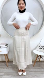 Cafe Skirt Rok Wanita Terbaru Rok Wanita A-Line Panjang Korean Style Rok Viral\\n\\n Apa Itu Cafe Skirt Korea?\\n\\nCafe Skirt Korea adalah rok wanita yang populer di kalangan fashionista Korea Selatan dan telah mendapatkan perhatian di seluruh dunia. Dengan desain yang unik dan trendi, rok ini menjadi pilihan favorit bagi para wanita yang ingin tampil modis.\\n\\n Perbedaan Cafe Skirt dengan Rok Biasa\\n\\nPerbedaan utama antara Cafe Skirt Korea dan rok biasa adalah desainnya yang lebih modern dan trendi. Cafe Skirt Korea seringkali memiliki detail seperti kantong, aksen, dan warna yang menarik. Selain itu, Cafe Skirt Korea juga memiliki model yang lebih beragam, seperti rok A-line, rok pendek, dan rok panjang.\\n\\n Kelebihan Cafe Skirt dalam Penampilan\\n\\nCafe Skirt Korea memiliki beberapa kelebihan dalam penampilan, di antaranya:\\n\\n- **Membuat penampilan menjadi lebih modis**: Dengan desain yang trendi, Cafe Skirt Korea dapat membuat penampilan Anda terlihat lebih modis dan up-to-date.\\n\\n- **Bisa dipadupadankan dengan berbagai jenis pakaian**: Cafe Skirt Korea dapat dipadupadankan dengan berbagai jenis pakaian, mulai dari kemeja, blus, hingga atasan casual.\\n\\n- **Membuat penampilan menjadi lebih percaya diri**: Dengan memakai Cafe Skirt Korea, Anda akan merasa lebih percaya diri dan siap menghadapi berbagai kesempatan.\\n\\n Rok Wanita A-Line Panjang: Pilihan Tepat untuk Acara\\n\\nRok wanita A-Line panjang adalah pilihan tepat bagi Anda yang ingin tampil modis dan anggun dalam acara formal atau semi-formal. Dengan desain yang elegan dan trendi, rok ini dapat membuat penampilan Anda menjadi lebih menarik dan mempesona.\\n\\n Tips Memilih Rok Panjang yang Cocok\\n\\nBerikut adalah beberapa tips memilih rok panjang yang cocok untuk acara:\\n\\n- **Pilih rok dengan warna yang sesuai**: Pilihlah rok dengan warna yang sesuai dengan tema acara dan warna kulit Anda.\\n\\n- **Perhatikan model rok**: Pilihlah model rok yang sesuai dengan bentuk tubuh Anda, seperti rok A-line atau rok straight cut.\\n\\n- **Perhatikan panjang rok**: Pilihlah panjang rok yang sesuai dengan tinggi badan Anda dan acara yang akan Anda hadiri.\\n\\n Cara Mengenakan Rok Panjang dengan Stylish\\n\\nBerikut adalah beberapa cara mengenakan rok panjang dengan stylish:\\n\\n- **Padukan dengan blus atau kemeja**: Padukan rok panjang dengan blus atau kemeja untuk tampilan yang lebih modis dan profesional.\\n\\n- **Tambahkan aksesori**: Tambahkan aksesori seperti sepatu, tas, atau perhiasan untuk menambah nilai estetika penampilan Anda.\\n\\n- **Perhatikan rambut dan makeup**: Pastikan rambut dan makeup Anda sesuai dengan acara dan penampilan Anda.\\n\\n Rok Wanita Terbaru: Trendsetter Korea\\n\\nRok wanita terbaru, seperti Cafe Skirt Korea, telah menjadi trendsetter di dunia fashion. Dengan desain yang trendi dan unik, rok ini menjadi pilihan favorit bagi para wanita yang ingin tampil modis dan up-to-date.\\n\\n Mengapa Rok Viral Menjadi Populer\\n\\nRok viral menjadi populer karena beberapa alasan:\\n\\n- **Desain yang trendi dan unik**: Rok viral memiliki desain yang trendi dan unik, sehingga membuat penampilan Anda menjadi lebih menarik dan mempesona.\\n\\n- **Bisa dipadupadankan dengan berbagai jenis pakaian**: Rok viral bisa dipadupadankan dengan berbagai jenis pakaian, mulai dari kemeja, blus, hingga atasan casual.\\n\\n- **Membuat penampilan menjadi lebih percaya diri**: Dengan memakai rok viral, Anda akan merasa lebih percaya diri dan siap menghadapi berbagai kesempatan.\\n\\n Cara Mengikuti Trend Rok Viral dengan Tepat\\n\\nBerikut adalah beberapa cara mengikuti trend rok viral dengan tepat:\\n\\n- **Pilih rok viral yang sesuai dengan bentuk tubuh Anda**: Pilihlah rok viral yang sesuai dengan bentuk tubuh Anda, seperti rok A-line atau rok straight cut.\\n\\n- **Padukan dengan pakaian yang sesuai**: Padukan rok viral dengan pakaian yang sesuai dengan acara dan kesempatan Anda.\\n\\n- **Tambahkan aksesori**: Tambahkan aksesori seperti sepatu, tas, atau perhiasan untuk menambah nilai estetika penampilan Anda.\\n\\nDengan mengikuti tips di atas, Anda bisa tampil modis dan up-to-date dengan mengenakan rok viral terbaru.\n}