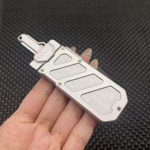 ดาบ EDC แบบแยกส่วน ดาบฟิดเจ็ตพร้อมปลอก ดาบแม่เหล็กดันการ์ด ของเล่นโลหะคลายเครียด บรรเทาความวิตกกังวล