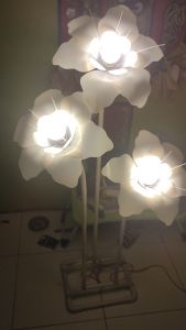 Standing Lampu Bunga Dekorasi 3 Kelopak Keriting Pernikahan Pesta Pipa Elastis