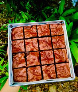 Brownie บราวนี่ถาดขนาด 2 ปอนด์ ชิ้นใหญ่ 16 ชิ้น จูก เนื้อหนึบ นุ่มฟู เข้มข้นดาร์คช็อกโกแลต