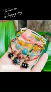 vòng tay cỏ 4 lá đá đào hoa tự nhiên mix đồng điếu đào hoa và charm cầu kim tiền vàng tây vòng tay đá phong thuỷ hợp mệnh thổ mệnh hoả trang sức thiết kế đủ hoá đơn thẻ bảo hành