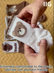 Kaos Kaki Panjang Sedang Wanita Katun Motif Cute Bear Casual Mid Calf Socks JCKK375