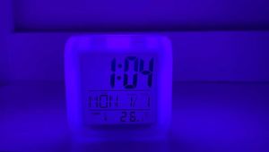 Jam kuadrat LED asli yang dapat berubah warna Tunda senyap untuk siswa dan anak dengan jam alarm elektronik bercahaya suhu