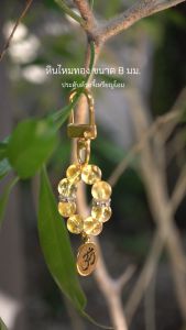 KEY CHAIN พวงกุญแจหินมงคล หินไหมทอง ขนาด 8 มม. ประดับด้วยจี้เหรียญโอม by siamonlineshop