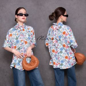 เสื้อลายดอกน่ารัก ทรงเก๋ แพทเทรินทรงดี หลวมๆใส่ง่ายใส่สบาย ดีไซน์ช่วงคอแต่งขอบคอปิด ด้านหลังผูกโบว์เก๋ๆ เนื้อผ้าดีใส่สบายมาก