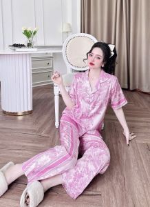 Latin-19: Bộ Đồ Pijama Latin Lụa Min Tơ Tằm Họa Tiết Rừng Hồng Có Hai Size 45-60 và 60-75kg Quàn Dài Tay Áo Dài Ngắn Cho Nữ Mặc Bốn Mùa! -Shop Thúy Pijama Women Quần Ngủ