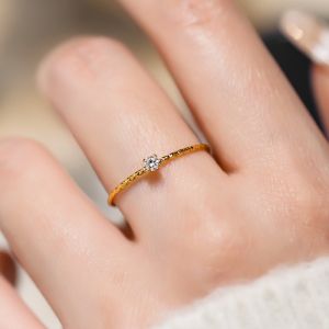 Mini Small Diamond Ring Female 18K Gilded Four-Claw Inlaid Bright Moissanite Rhinestone Ultra-Fine Carven Design Ring White