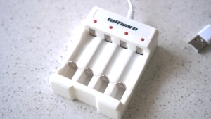 Alat cas Charger Baterai 4 Slot AA AAA USB Plug - B-04 - White