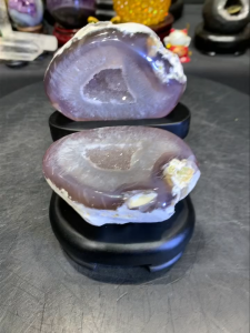 agate jubaopen with white quartz and also base原矿白皮玛瑙聚宝盆💯 透淡紫玛瑙  闪亮✨白水晶结晶 + 特制实木底座  整体高: 12cm  底座宽: 9cm x 11cm  总重: 0.75kg 玛瑙宽: 8.5cm  净重: 0.6kg