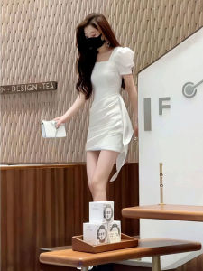 ชุดเดรสคอเหลี่ยมสีดำแขนพองสไตล์ฝรั่งเศสสำหรับผู้หญิงเดรสรัดสะโพกแบบสั้นเข้ารูปเรียบหรูสไตล์เฮปเบิร์นใส่แล้วดูผอมเพรียวสำหรับฤดูร้อนและกลางคืน