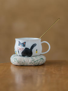 แก้วกาแฟเคลือบด้านลายดอกไม้เซรามิกด้านล่างสีสวยน่ารัก วาดด้วยมือ ความจุปกติ บรรจุภัณฑ์กล่องของขวัญ ลายเสื้อผ้าสีแดงคอสีดำและแมวสีดำ