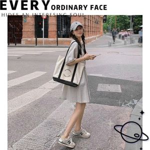 Tsion แฟชั่นฮิต กระเป๋าสะพายแฟชั่นใหม่ ทารงสวยละมุน ดีไซน์ใบใหญ่ใส่ของได้เยอะ รูปทรงทันสมัย ใส่ได้หลายโอกาส ดูแลรักษาง่าย สวยแบบี้พลาดได้ไง