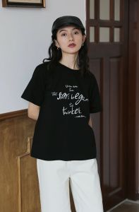 T-Shirt Wanita Hitam Lengan Pendek 2025: Motif Huruf Tangan Artistik & Desain Streetwear Korea