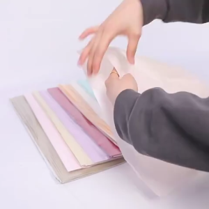 กระดาษห่อช่อดอกไม้ สีไข่มุก สามารถทำให้ยับได้สวยงาม แพ็คละ 20แผ่น ขนาด 5070ซม กันน้ำ