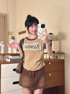 เสื้อยืดแขนสั้นผู้หญิงสไตล์ย้อนยุคสไตล์ญี่ปุ่น ลายทาง แขนกุด ปักลายตัวอักษร ทรงเข้ารูป เสื้อยืดคอตตอนผสม