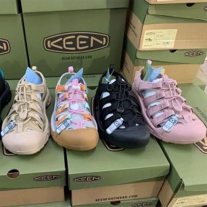 2025 Keenร Newport H2 รองเท้ากีฬาสำหรับสุภาพสตรี รองเท้าเดินป่า ขนาด รองเท้าแตะผู้หญิง ด้านล่างนุ่ม ลื่น หาด เป่าโถว สีดำ ชุดรองเท้าแตะสำหรับผู้ชายและผู้หญิง  รองเท้าวินเทจ