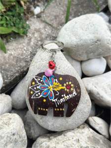 พวงกุญแจ ของที่ระลึก จากกะลามะพร้าว และแกะสลักรูปช้าง พร้อมส่ง