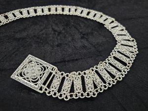 เข็มขัดเงินหัวดอกไม้ ลายโบราณ ประดับคริสตัลหลากสีและคริสตัลใส💥เข็มขัดชุดไทย ลายคลาสสิค ใส่กับชุดไหนก็สวย เข็มขัดเงินรมดำ ยาว 41"