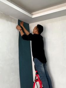 cuộn xốp dán tường hoạt hình dài 2m8 rộng 50 cm mặt sau có sẵn keo và lớp tráng nhôm chống cháy cách nhiệt