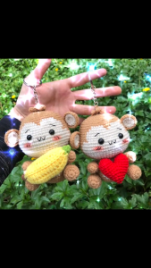 Móc khóa khỉ ôm quả chuối khỉ ôm trái tim handmade - móc khóa len