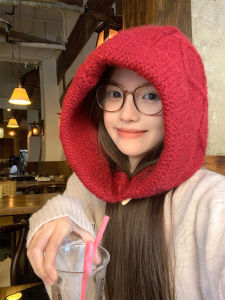 หมวกไหมพรมถักแบบปิดหูสีแดงสไตล์เกาหลีสำหรับผู้หญิงในฤดูใบไม้ร่วงและฤดูหนาว ปกตัวเล็ก อบอุ่น ปกป้องหู หมวกไหมพรมถักแบบลำลอง