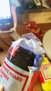 Lau bảng Deli 7837/7840 Có nam châm gắn được lên bảng tiện lợi