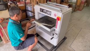 แท่นไสไม้อัตโนมัติยี่ห้อบิ๊กวู้ดกำลังมอเตอร์3 HP2.2Kw. 220V.รุ่นPL-400(BIGWOOD PL400)ขนาด16นิ้วไสไม้หน้ากว้างสูงสุด400มม.จำนวนใบมีด 4ใบประกันสินค้า1ปี