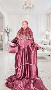 Mukenah Arabella dengan Free Pouch Pakaian Muslim Wanita Perlengkapan Shalat Baju Adat Kain Sutra Biru Tua Hiasan Emas Cocok untuk Shalat di Rumah.