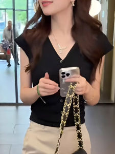 Shalldoer | Áo thun dệt kim cổ chữ V màu đen ôm vừa vặn cho nữ mùa hè 2025 Áo thun ngắn tay thiết kế đơn giản cổ tròn