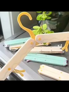 ไม้แขวนเสื้อ อเนกประสงค์ แบบพกพา พับได้ ประหยัดพื้นที่ กันลื่น จัดเก็บง่าย สําหรับเดินทางกลางแจ้ง