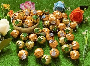 เหรียญโปรยทาน ตัวเปล่า มะพร้าว ตกแต่งใบคละสี สีสันสดใส