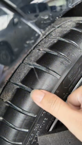 เคลือบยางอีมัลชั่น สูตรเข้มข้น ดำ เงา ติดทนนาน (ขนาด 30 ลิตร) แถมฟองน้ำ