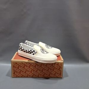SEPATU VANS21 SLIP ON VAULT OG ANAHEIM CRAZY WORLD AINT IT KREM PUTIH KANVAS 36-43