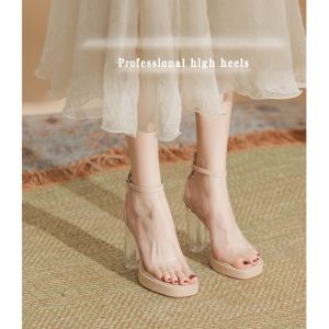 รองเท้าแตะส้นสูงแบบสวมใส่สบายพื้นยางสไตล์เกาหลีสำหรับผู้หญิงในช่วงฤดูร้อนปี 2024 ทรงหัวเหลี่ยม พื้นรองเท้าหนัง PU ส่วนบนเป็นพลาสติกโปร่งใส