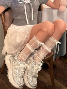 รองเท้าแตะบัลเล่ต์สูงถึงเข่าสําหรับผู้หญิงฤดูร้อนบางส่วนยาวสีขาวกีฬาลูกไม้ขอบดอกไม้สไตล์หวานสีที่บริสุทธิ์