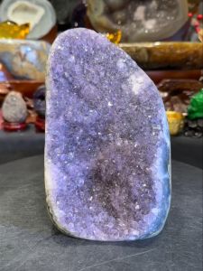 large amethyst stand 大原矿天然紫晶镇💯 全绿幽灵包边  中小牙晶体  高height: 17.5cm  宽width: 11x13cm  重weight: 2.9kg