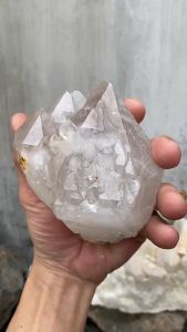 đá thạch anh trắng pha lê nguyên bản dùng làm trang trí nhà cửa chiều cao 124cm nặng750g “224656p