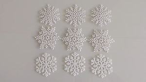 เชือกเกล็ดหิมะสีขาวพลาสติก ต้นคริสต์มาส จี้เกล็ดหิมะสำหรับสถานที่จัดงานปาร์ตี้ White Christmas string on Christmas tree snowflake pendant for party venue