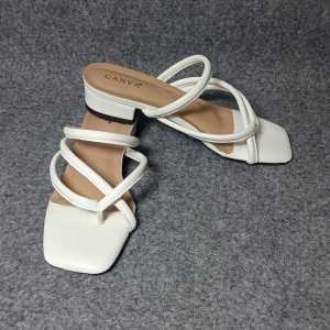RN03 Sandal Wanita Heel Kronjo Tali Jepit Kaki Putih