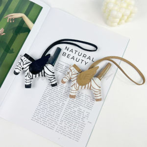 จี้กระเป๋าหนังแท้แบบม้าลายเพกาซัสขนาดเล็กที่ห้อยพวงกุญแจรถสำหรับอุปกรณ์ประดับตกแต่งเครื่องประดับแขวนในกระเป๋าสุภาพสตรี