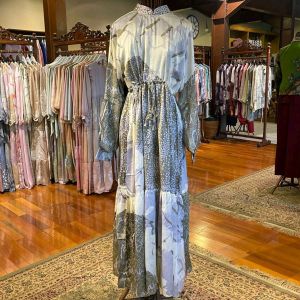 Silviana Dress by Dian Pelangi LIMITED EDITION Busana Muslim Maxi Gamis Syari Abaya Kaftan Gaun Pesta Pernikahan Kondangan Casual Formal Lebaran Wanita Hijaber Cantik Anggun Modis Modern Simple Elegan Mewah Model Korea Terbaru Motif Batik Abstrak Kekinian