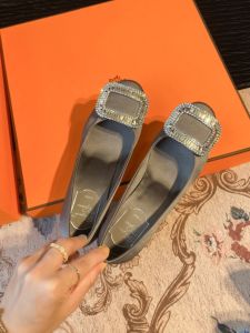 รองเท้าส้นสูงหัวกลม R แบบเดียวกับ Wang Manni รองเท้าชั้นเดียวส้นเข็มรองเท้าคัทชูติดพลอยเทียมใส่สบายส้นสูงปานกลางปากตื้นรองเท้าใส่สบายพื้นนิ่ม