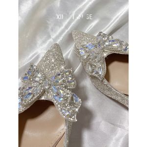 รองเท้าแต่งงานส้นสูงหัวแหลมสีเงิน รองเท้าแต่งงานแบบสวม ส้นหนา ไม่ลื่น สำหรับผู้หญิงวัย 18-40 ปี รองเท้าแฟชั่นฤดูใบไม้ร่วง