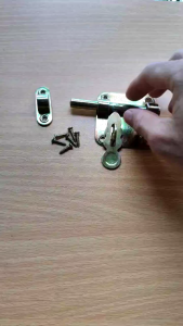 Chốt cửa sắt hoa văn cổ điển có móc khóa - then cài cửa loại tốt giá rẻ tặng kèm ốc vít