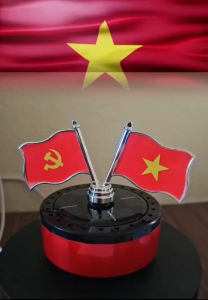 Máy khuếch tán nước hoa ô tô chạy năng lượng mặt trời in cờ Đảng và cờ Tổ Quốc xoay 360 độ