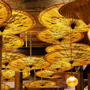 ร่มกระดาษน้ำมันสไตล์เอเชียตะวันออกเฉียงใต้ งานฝีมือย้อนยุคทาสีสัตว์รูปแบบร่มงานแต่งงาน อุปกรณ์ถ่ายรูป ตกแต่งเพดานร่มเต้นรำแบบดั้งเดิม ร่มตาข่ายสีแดง